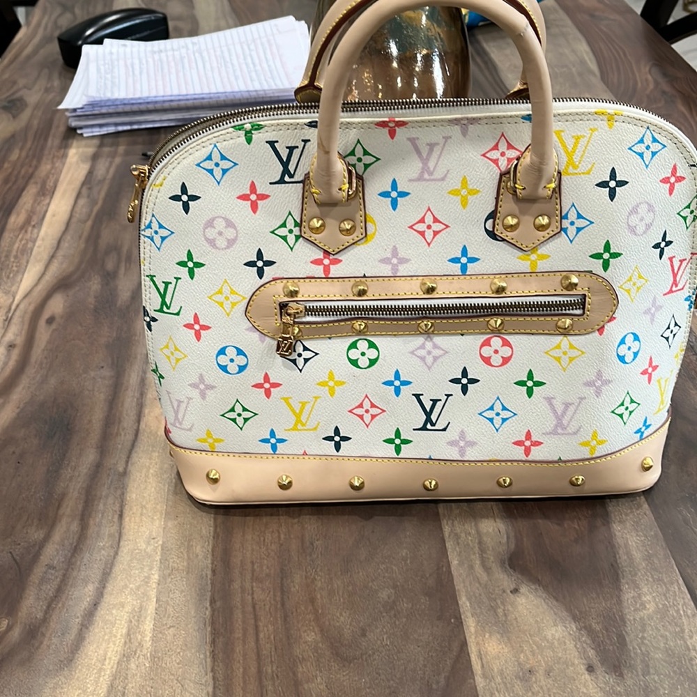 A beautiful nearly new Louis Vuitton bag.